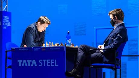 Un ruso de 18 años derrota al campeón mundial de ajedrez casi 8 años después de fotografiarse con él en un torneo