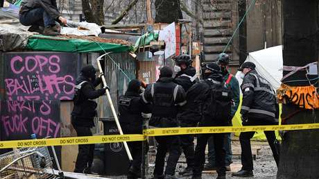 FOTOS: La Policía de Londres desaloja una protesta contra el proyecto de ferrocarril "más costoso, derrochador y destructivo" del Reino Unido