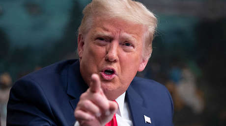 El fundador de un famoso sello de estrellas 'hip-hop', condenado por tráfico de drogas, agradece entre lágrimas a Trump por su indulto