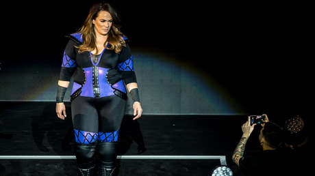 VIDEO: Una nueva brutal derribada propinada por Nia Jax a su rival en la WWE reaviva la polémica sobre cuán peligrosa es para sus colegas