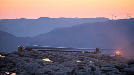Increíble video de un camión llevando gigantescas paletas de una turbina de viento en las montañas en China