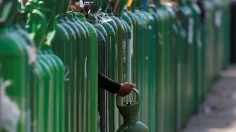Escasez en la pandemia: decenas de personas acampan en las calles de Perú a la espera de oxígeno medicinal (VIDEO)