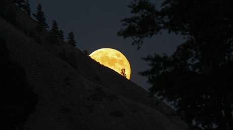 Un 'puente de agua' tendido por la magnetosfera de la Tierra podría explicar la humedad en la Luna