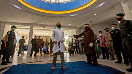 Dos hombres reciben 77 varazos cada uno en Indonesia por ser homosexuales