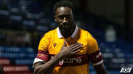 VIDEO: Un futbolista ugandés de la segunda división escocesa rompe el récord de Cristiano Ronaldo al saltar 75 centímetros para anotar de cabeza