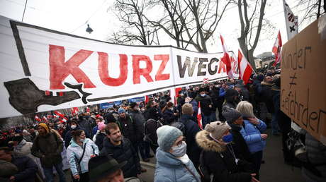 VIDEO, FOTOS: Enfrentamientos entre manifestantes y la Policía durante una protesta contra las restricciones anticovid en Viena
