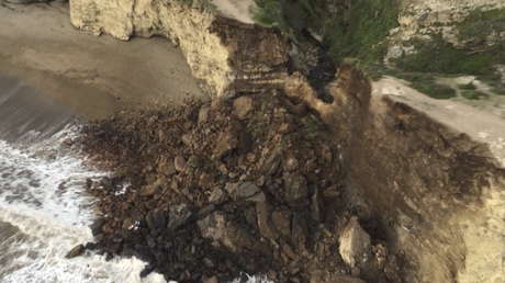 VIDEO: El momento exacto del colapso de un enorme trozo de acantilado en una playa de Reino Unido