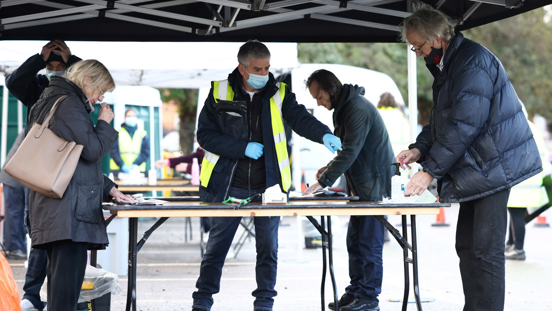La "más preocupante" mutación del coronavirus potencialmente resistente a las vacunas se dio de forma espontánea en la cepa británica