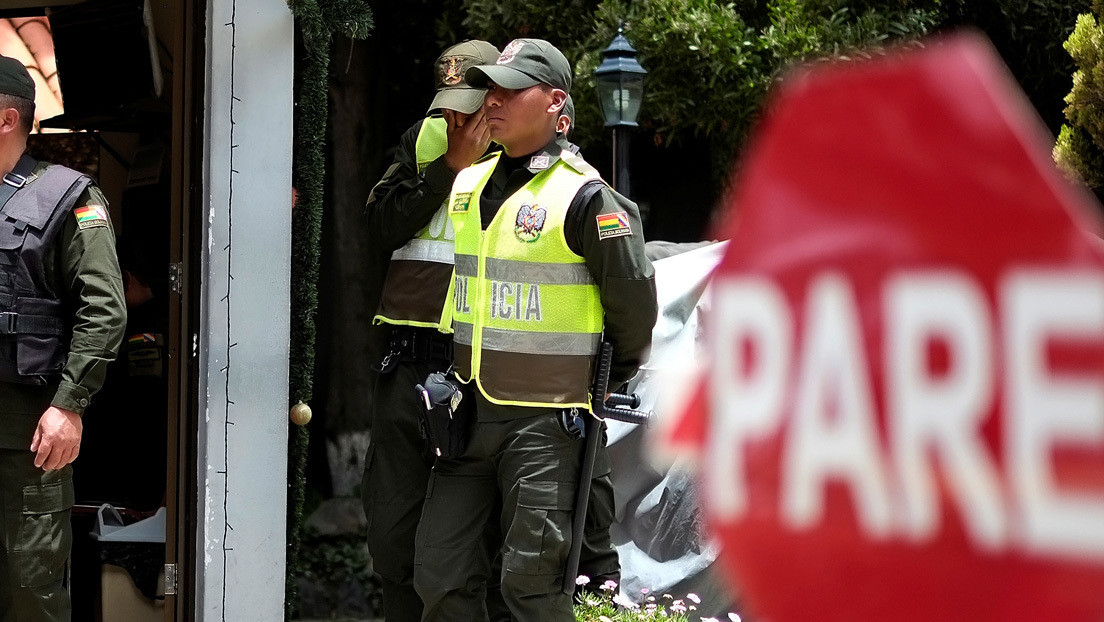 VIDEO: Una fiesta clandestina en Bolivia termina en avalancha humana después de que irrumpiera la policía