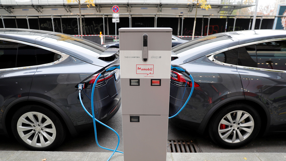 La UE casi triplica las ventas de vehículos eléctricos e híbridos enchufables en 2020