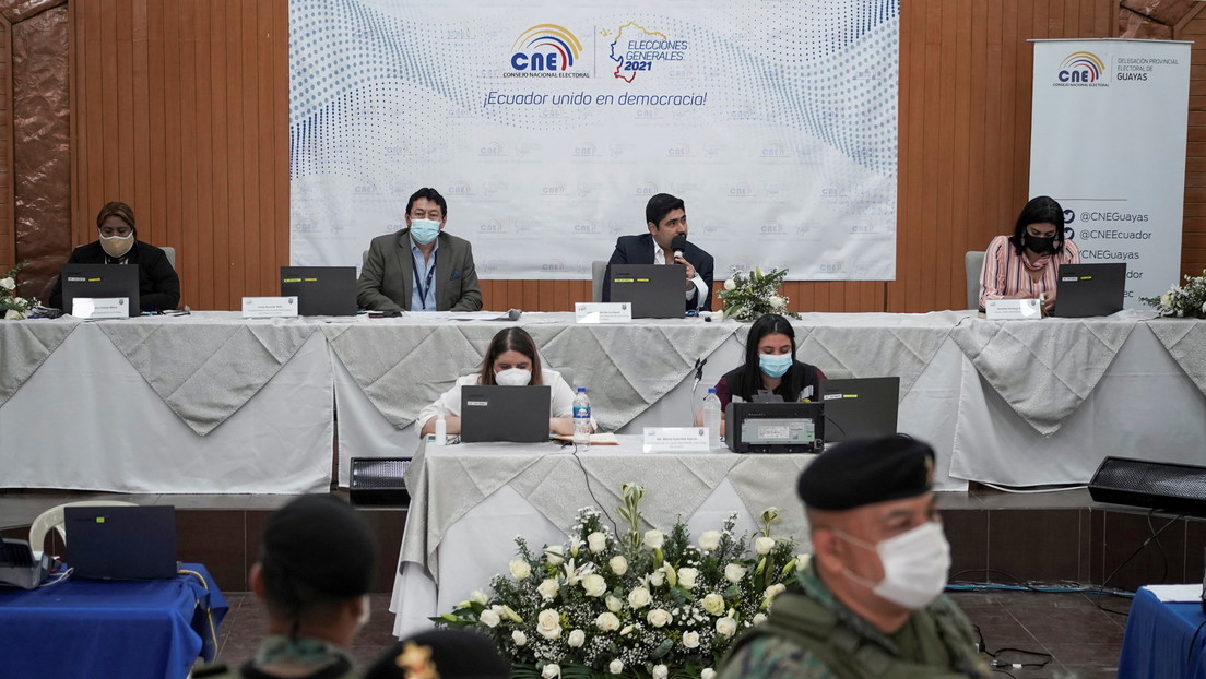 Balotaje indefinido: Crece la expectativa en Ecuador por los resultados del CNE para saber quién enfrentará a Arauz en la segunda vuelta presidencial