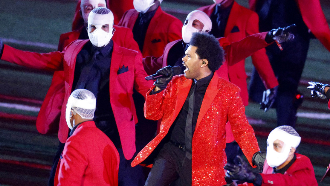 The Weeknd se convierte en meme tras aparecer con sus dobles y 'perderse' entre las decoraciones en su actuación en la Super Bowl (VIDEO)