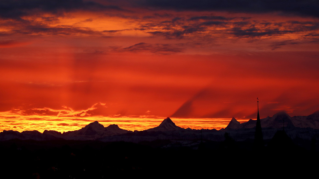 Polvo del Sahara tiñe de ocre las montañas nevadas de los Pirineos y los Alpes (FOTOS, VIDEOS)