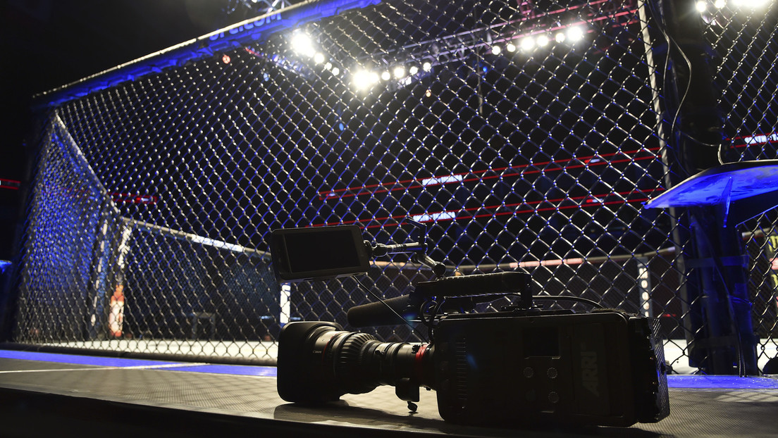 VIDEO: Un luchador de MMA noquea a su rival tras derribarlo con una feroz patada circular a lo 'Mortal Kombat'