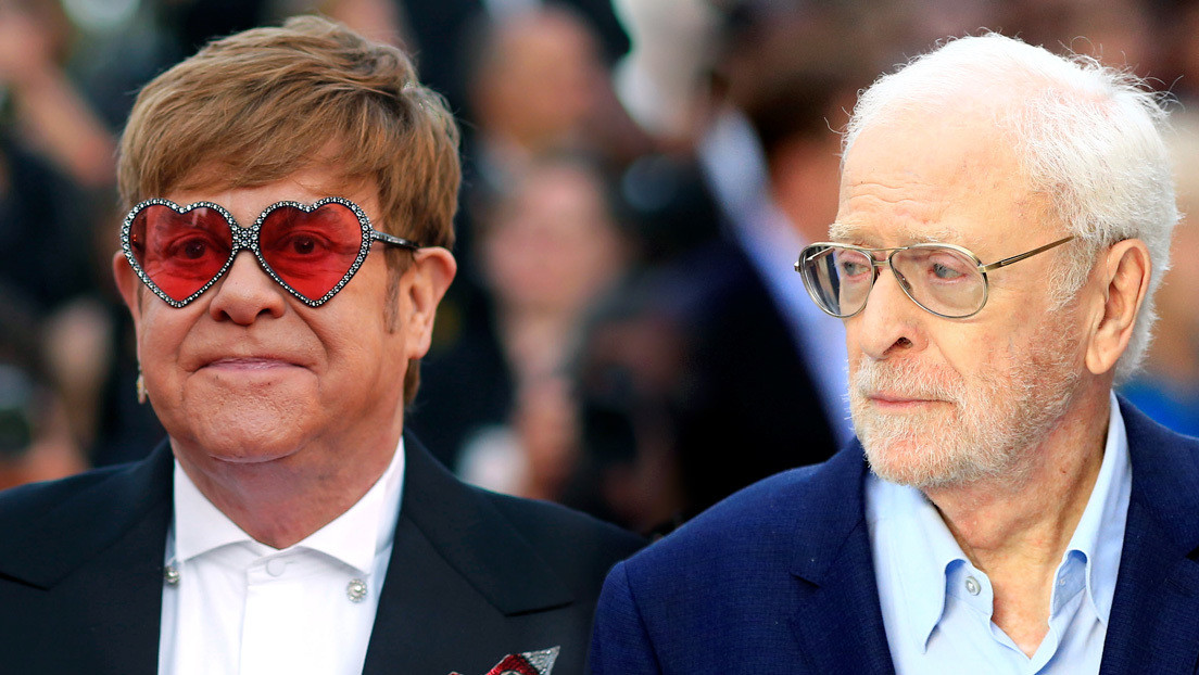 VIDEO: Elton Jonh y Michael Caine protagonizan una divertida campaña para fomentar la vacunación contra el covid-19