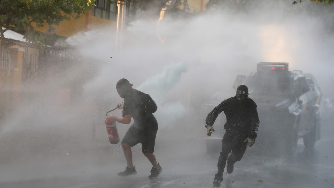 Protestas en Chile contra la medida de libertad condicional otorgada al policía acusado de asesinar al artista callejero Francisco Martínez