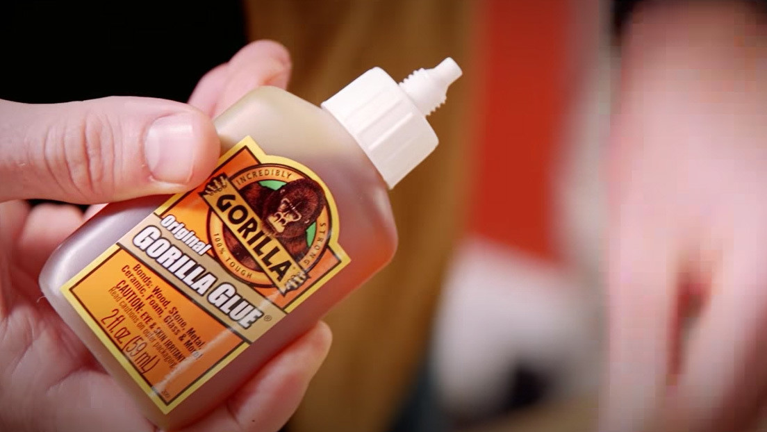 No cree a una 'tiktoker' que usó pegamento extrafuerte en lugar de laca, se pega un vaso al labio con Gorilla Glue y termina en urgencias