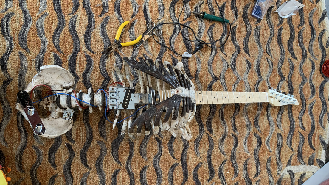 Un roquero convierte el esqueleto de su difunto tío en una guitarra eléctrica para tocar 'heavy metal'