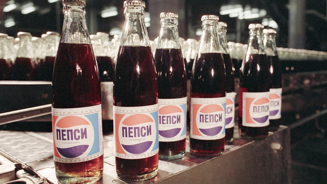 FOTO: Un estadounidense halla una vieja botella de Pepsi-Cola soviética y decide probarla