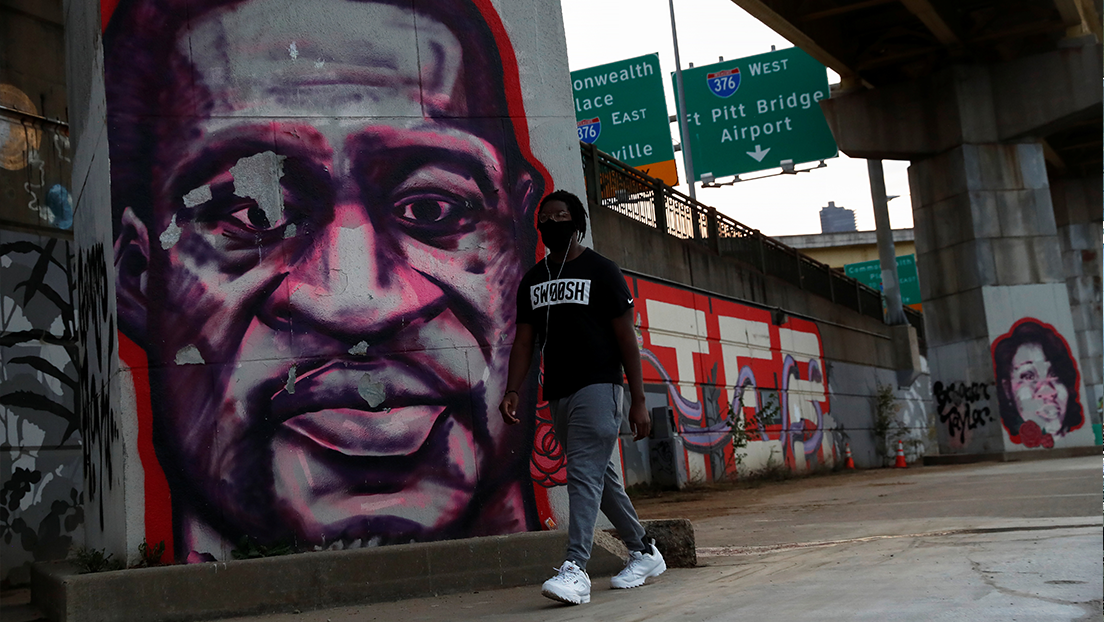 "Me quitas el aliento": usan una foto de George Floyd como tarjeta de San Valentín y la Policía de Los Ángeles investiga los hechos