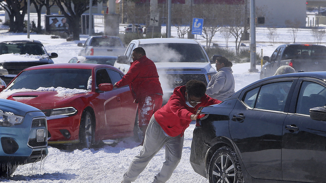 Texas despliega la Guardia Nacional en medio de la ola de frío para ayudar a trasladar a refugios a las personas necesitadas
