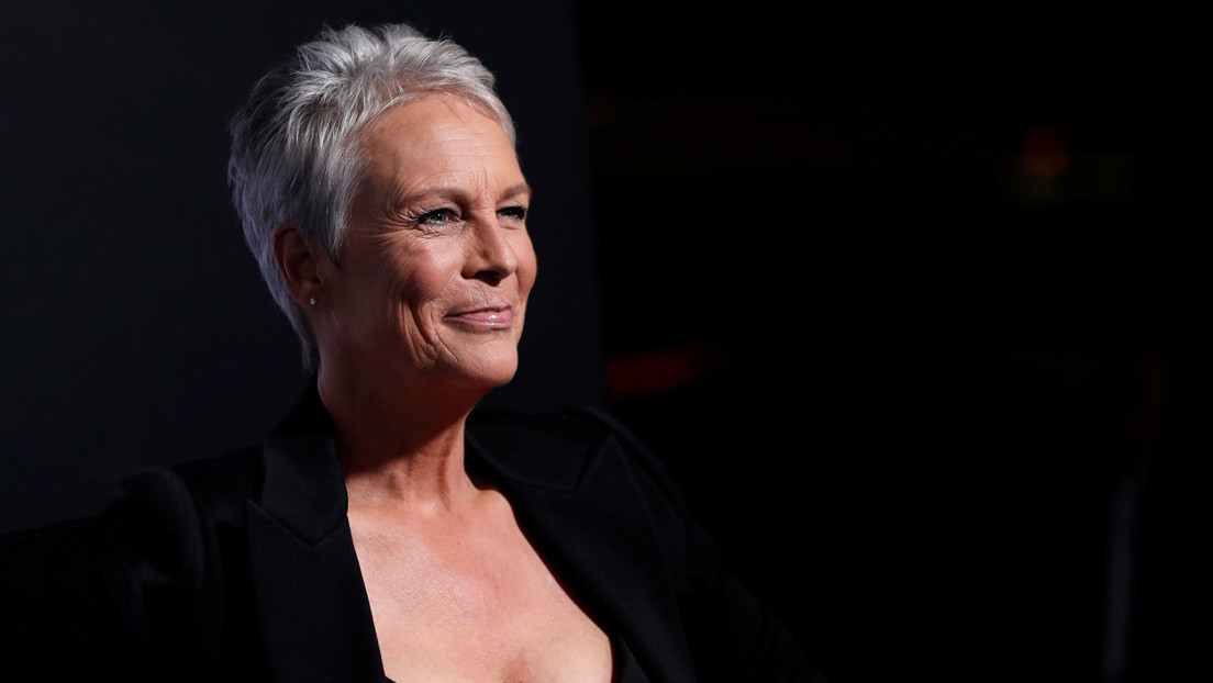 "No podía oír": Jamie Lee Curtis se pone por error una palomita de maíz en la oreja en lugar de un AirPod y la Red estalla de risa