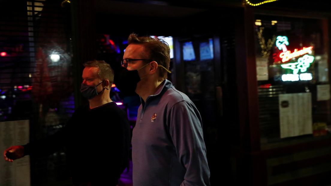 VIDEO: Una vigilante arrastra del cabello a una mujer por no usar mascarilla en un bar de EE.UU.