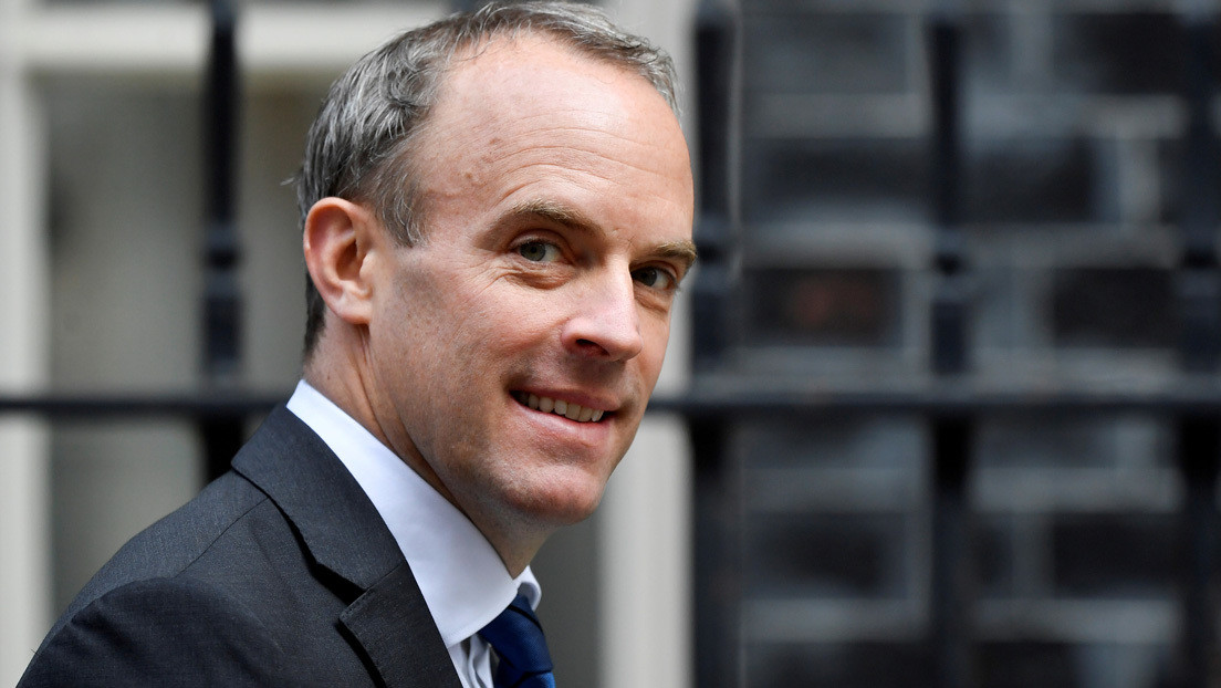 El canciller británico usa una escoba para bloquear una puerta y los internautas bromean sobre sus 'altos' estándares de seguridad (VIDEO)