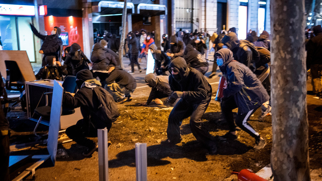 FOTO: Una mujer pierde un ojo durante la protesta en Barcelona contra el encarcelamiento del rapero Pablo Hasél