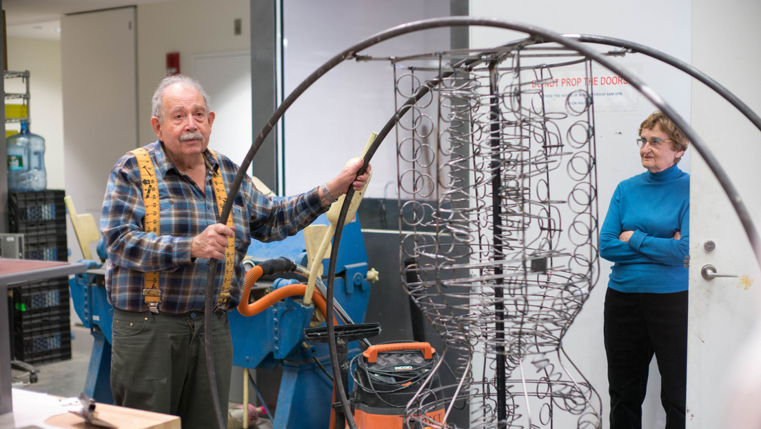 Exponen una máquina "inútil" creada por dos jubilados en Israel durante el confinamiento