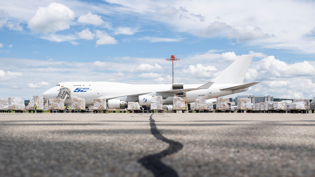 FOTOS: Partes del motor de un Boeing 747 caen del cielo, dejando heridos y perforando el techo de un coche