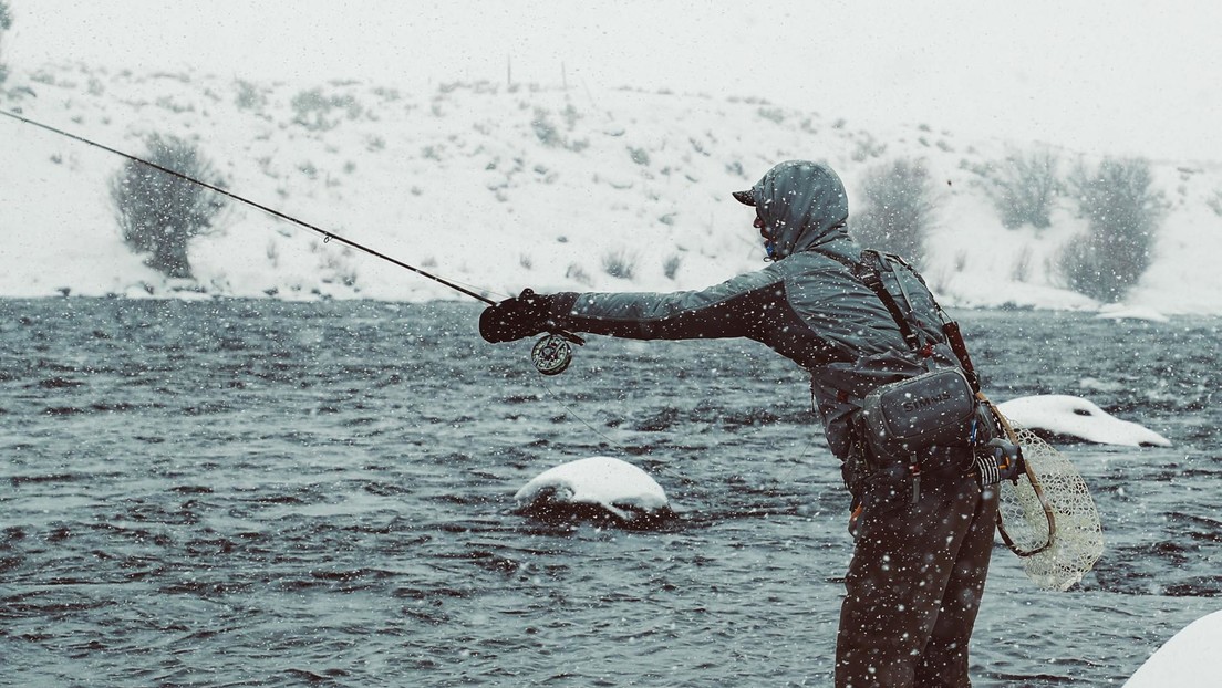 VIDEO: un hombre usa un 'transporte' insólito para pescar dentro de un río