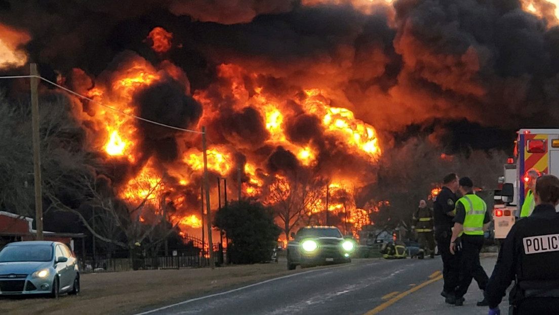VIDEO: Una fuerte explosión se produce en Texas después de que un tren embistiera un camión articulado