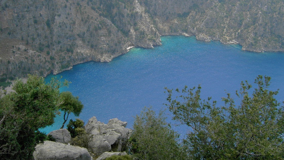 Acusan a un hombre de empujar a su esposa embarazada por un acantilado para cobrar el seguro, él se declara inocente, pero todo quedó grabado en video