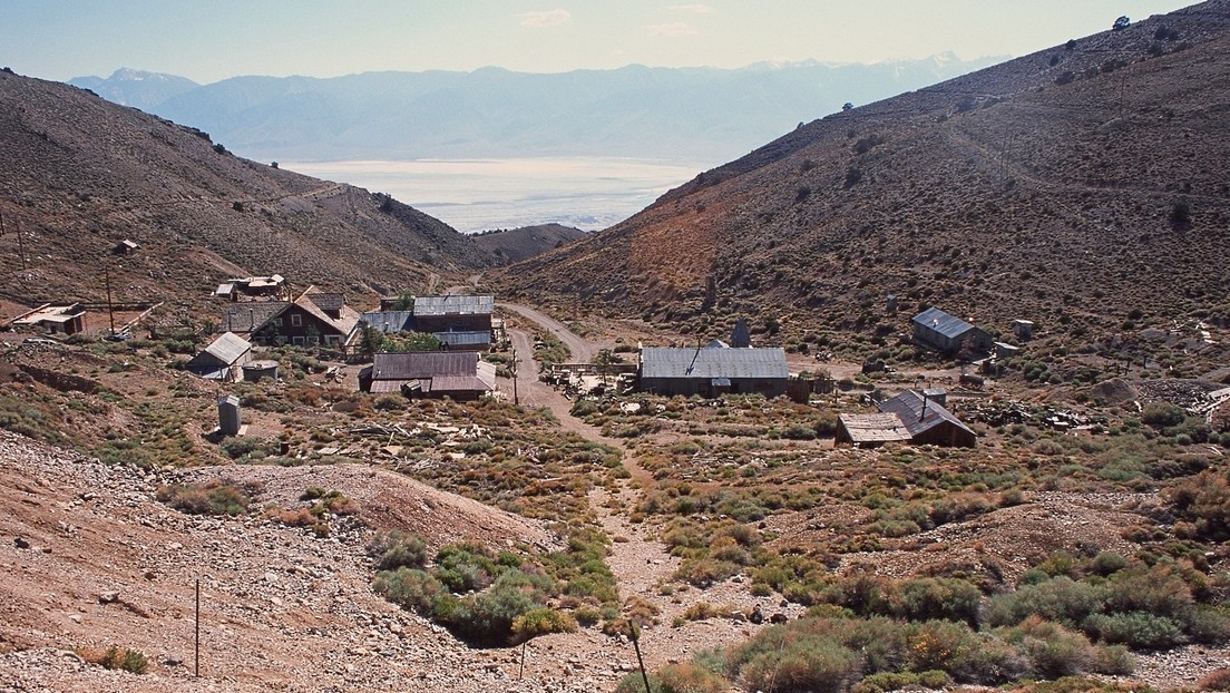 Un estadounidense que pasó un año en un pueblo fantasma, que compró por 1,4 millones de dólares, afirma que no quiere abandonarlo y planea "morir" ahí