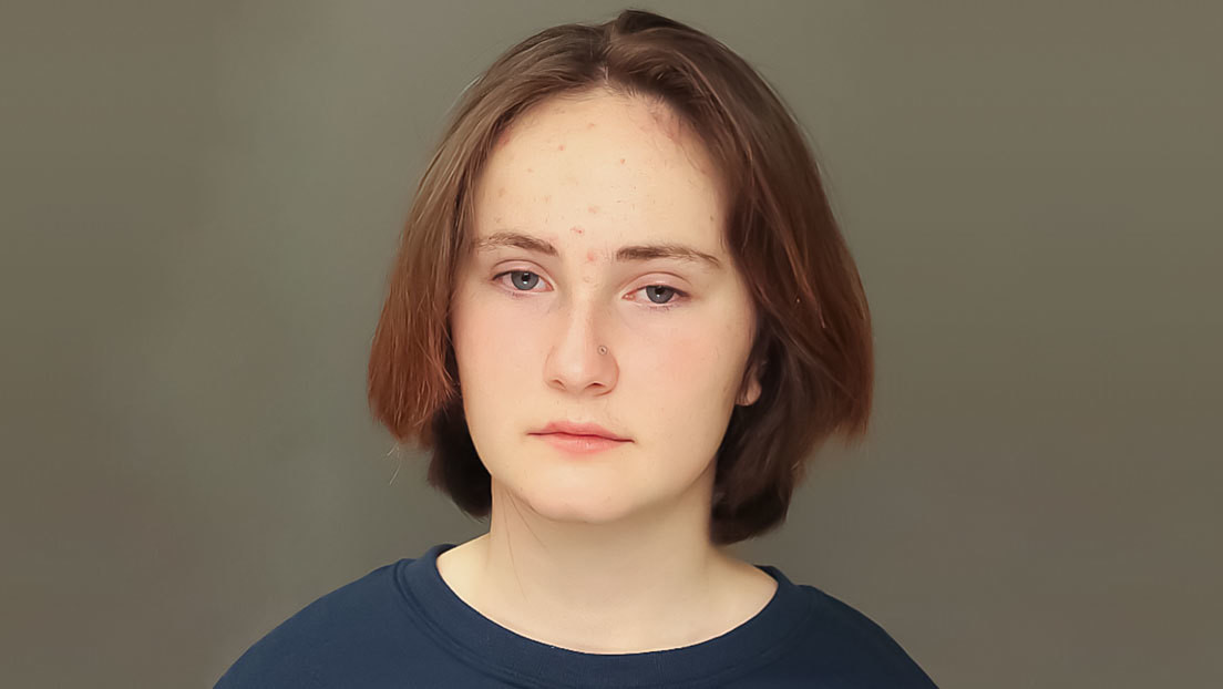 Una adolescente es acusada de asesinar a su hermana a puñaladas mientras sus padres dormían