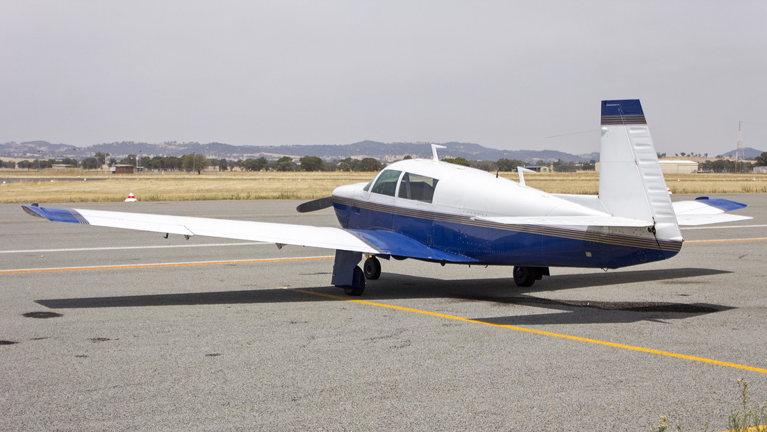 Captan el momento en que una avioneta se estrella contra un coche en una autopista de California (VIDEO)