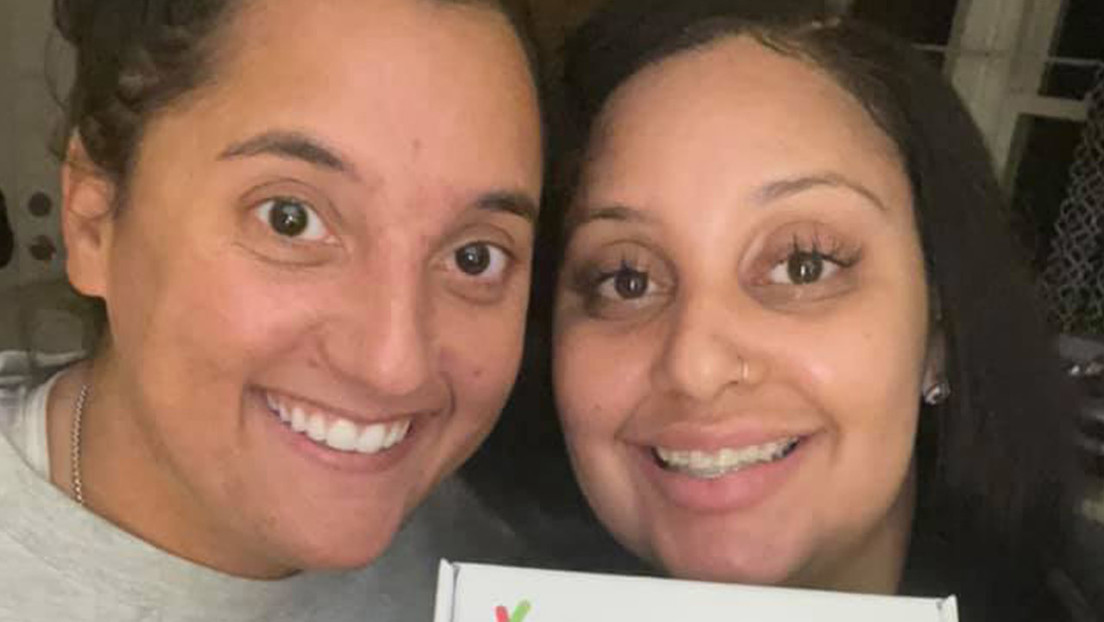 Dos amigas que trabajaban juntas y se conocían desde hace varios años descubren que son hermanas biológicas