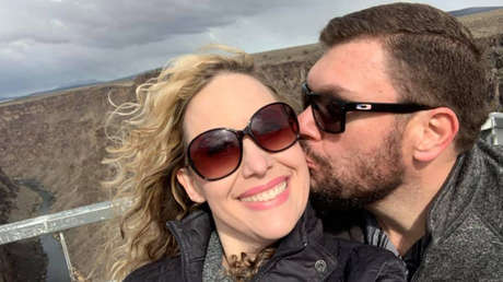 Arrestan a un jefe policial en EE.UU. por falsificar un certificado de divorcio para pedir matrimonio a una de sus amantes