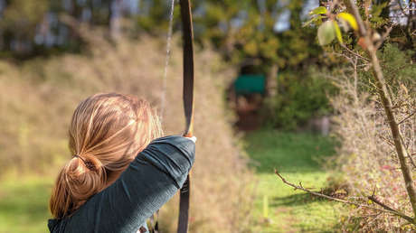 VIDEO: Madre con su bebé a la espalda caza con arco un jabalí