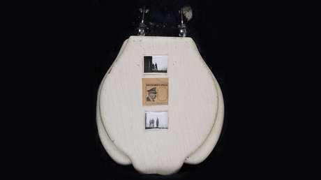 "Lo más cercano al 'trono' del dictador": subastan la tapa y el asiento de un inodoro usado por Hitler