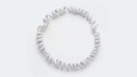 Una casa de modas italiana vende un collar parecido a un cable telefónico por más de 2.000 dólares (y la Red estalla)