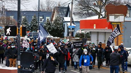 EE.UU.: Manifestantes asedian una estación de policía después de que unos oficiales rociaran con gas pimienta a una niña de 9 años (VIDEOS)