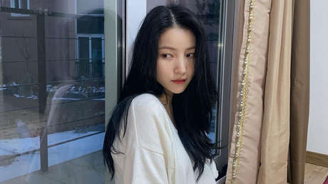 Una estrella de K-pop se disculpa tras fotografiarse junto a un maniquí nazi