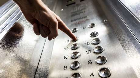 VIDEO: Un hombre intenta acosar a una madre frente a su hija en un ascensor (y enseguida lo lamenta)