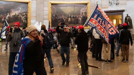Una mujer liberada bajo fianza tras participar de la toma del Capitolio pide permiso para ir de vacaciones a México y lo consigue