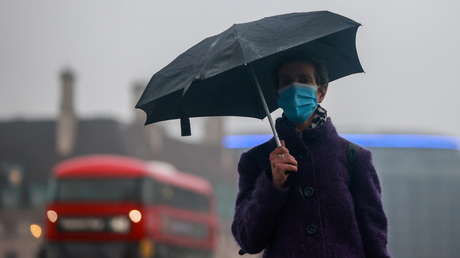Prohíben a una mujer ingresar a hospitales británicos por difundir teorías de conspiración del covid-19