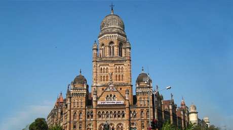 VIDEO: Un funcionario indio bebe un desinfectante de manos al confundirlo con una botella de agua