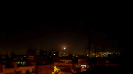 Reportan que la defensa aérea de Siria responde a una presunta agresión israelí al sur del país