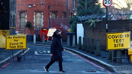 Científicos británicos estudian desarrollar vacunas mixtas para el covid-19 ante la amenaza de "variantes"